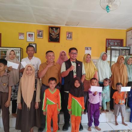 Kepala Desa Berikan Beasiswa pada Siswa di Kemalo Abung